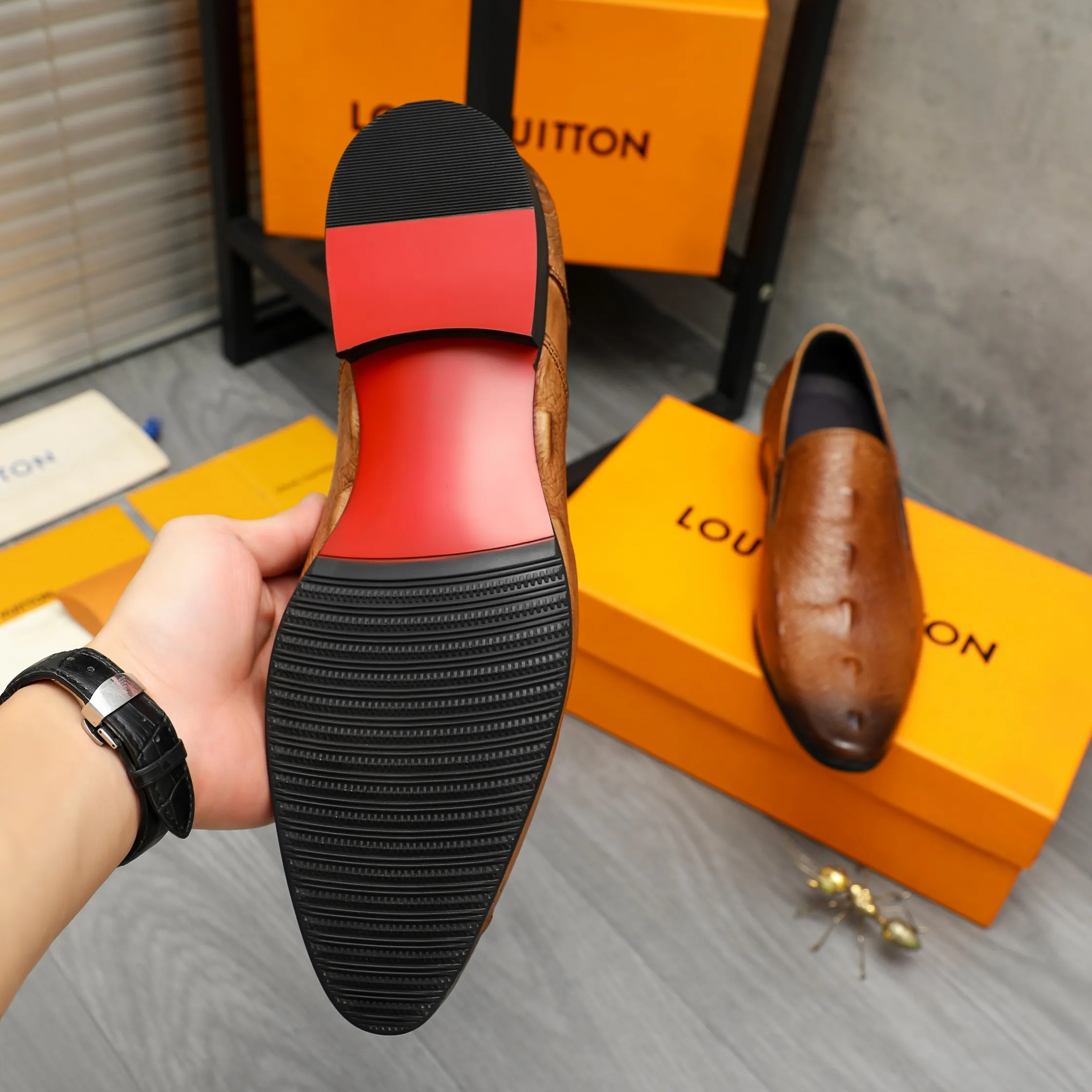 Men's shoes 💰500 Product trademark: LV "Louis Vuitton" business casual slip-on leather shoes Regular size: 37-46 Product material: Selected high-quality embossed cowhide upper, pigskin lining, rubber outsole
